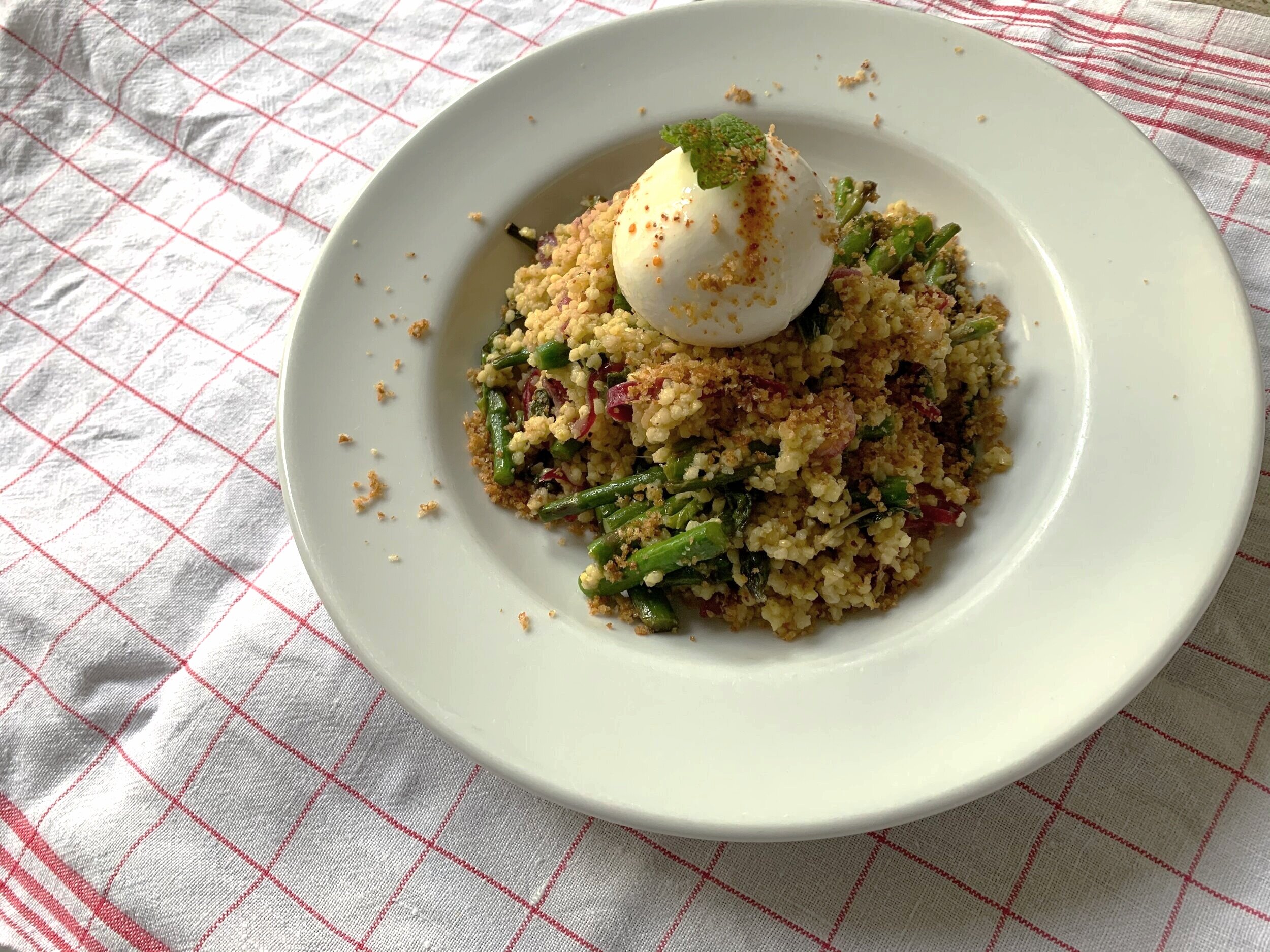 Rezept: Frühlingssalat mit Spargeln, Hirse und Burrata