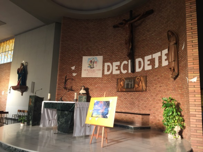 Die schuleigene Kirche.