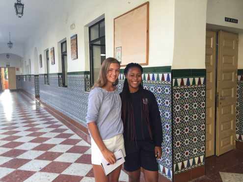 Mary mit Emilia vor einem Klassenzimmer.