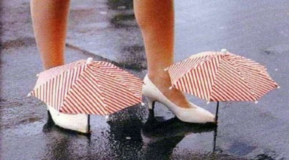 Damit die Schuhe auch ja nicht nass werden, gibt es diese reizenden Schuh-Regenschirme.