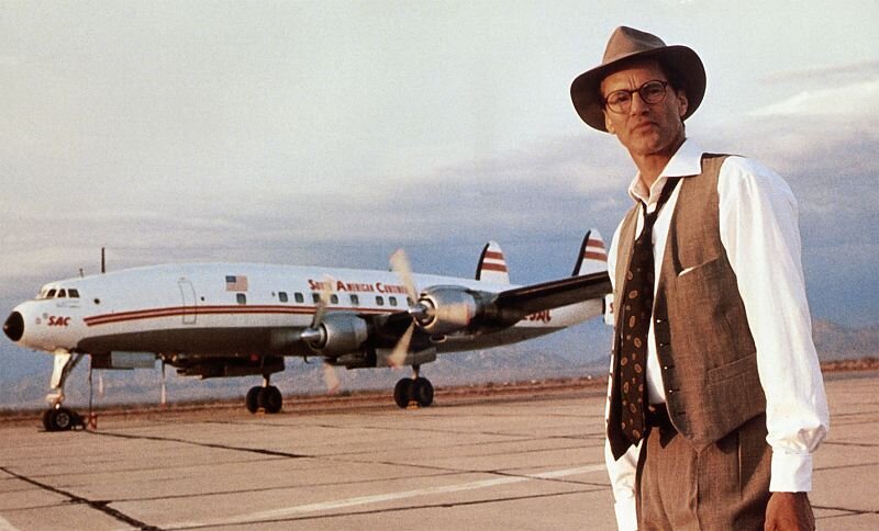 Sam Shepard als Walter Faber vor der Super-Constellation in Houston, Texas.